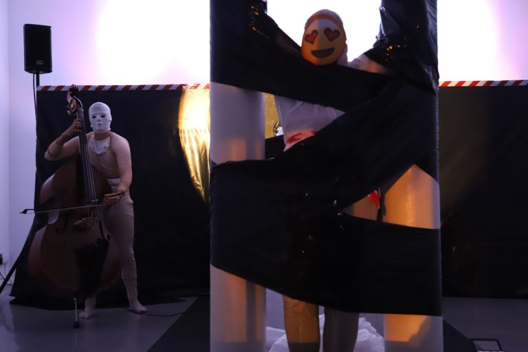 Komische Situation unter Freunden